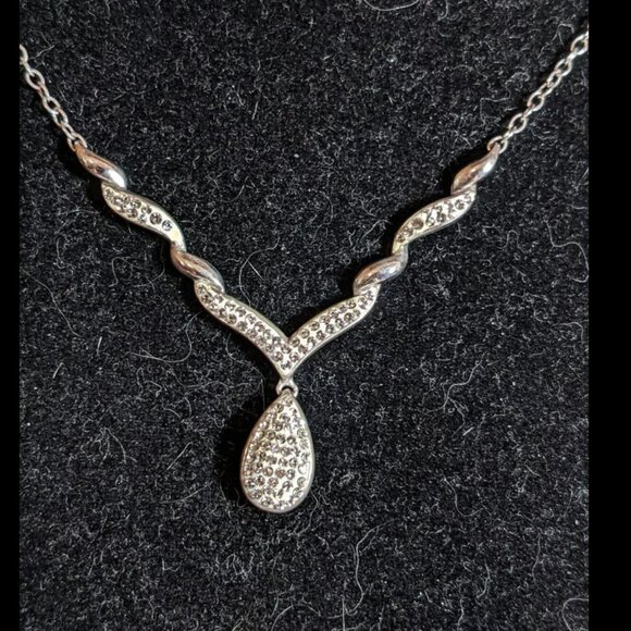ARTISTIQUE Sterling Silver Crystal Teardrop Necklace - 18 inch - NWT: $250 - Picture 1 of 8